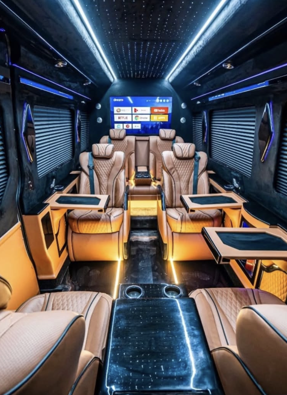 VIP-minibus interieur met captain's chairs